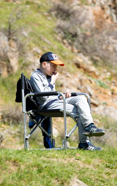 Kazakistan, Çimkent - 9 Nisan 2017. Erkekler kadınlar kadınlar çocuk dağlar bahar. Jöle manzara manzara.