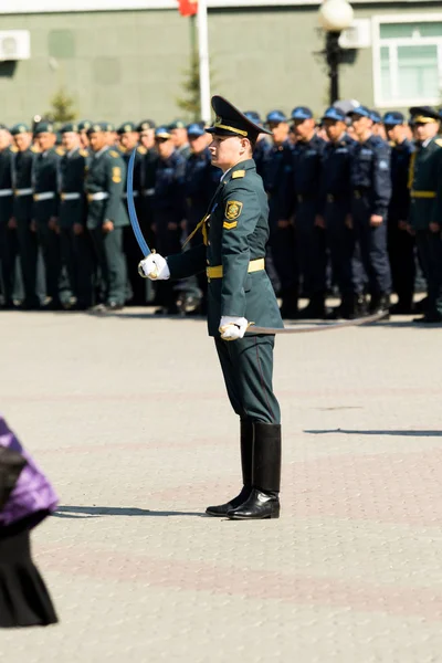 Petropavlovsk 7 Mayıs 2016: Resmi tatil. Defender'ı vatan günün Kazakistan'da 7 Mayıs kutladı. Asker ve askeri. Toplu kutlamalar insanlar.