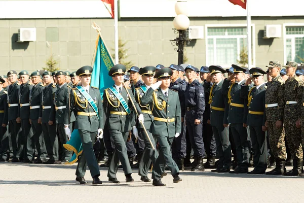 Petropavlovsk 7 Mayıs 2016: Resmi tatil. Defender'ı vatan günün Kazakistan'da 7 Mayıs kutladı. Asker ve askeri. Toplu kutlamalar insanlar.