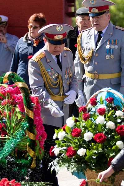 Petropavlovsk, Kazakistan - 9 Mayıs 2016: 9 Mayıs 2016 Petropavlovsk, Kazakistan'daki zafer günü. Ölü savaş anısına. Üyeler mutlu.