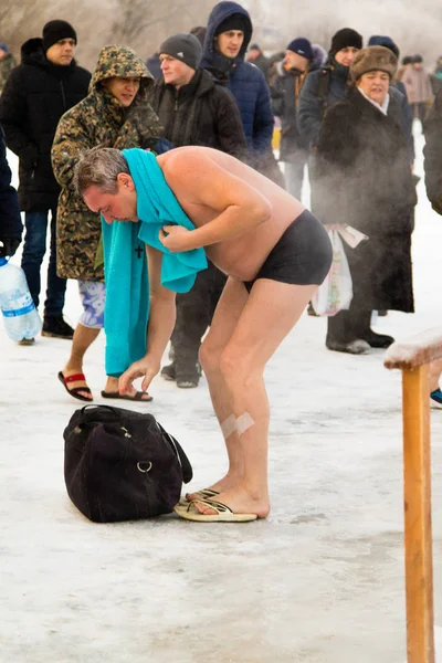 Petropavlovsk, Kazakistan - 19 Ocak 2018: vaftiz. Kışın buz delik insanlar yüzmek.