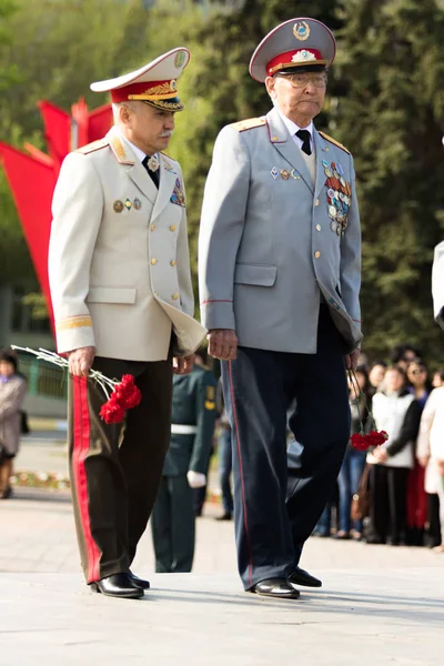 Petropavlovsk 7 Mayıs 2016: Resmi tatil. Defender'ı vatan günün Kazakistan'da 7 Mayıs kutladı. Asker ve askeri. Toplu kutlamalar insanlar.