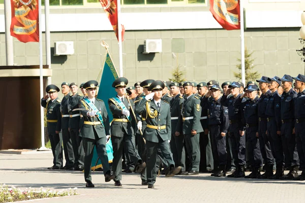 Petropavlovsk 7 Mayıs 2016: Resmi tatil. Defender'ı vatan günün Kazakistan'da 7 Mayıs kutladı. Asker ve askeri. Toplu kutlamalar insanlar.