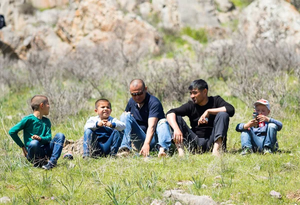 Kazakistan, Çimkent - 9 Nisan 2017. Erkekler kadınlar kadınlar çocuk dağlar bahar. Jöle manzara manzara.