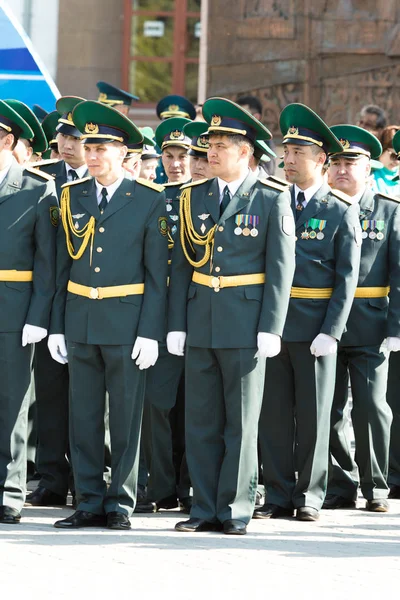 Petropavlovsk 7 Mayıs 2016: Resmi tatil. Defender'ı vatan günün Kazakistan'da 7 Mayıs kutladı. Asker ve askeri. Toplu kutlamalar insanlar.