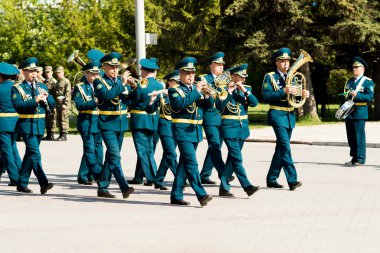 Petropavlovsk 7 Mayıs 2016: Resmi tatil. Defender'ı vatan günün Kazakistan'da 7 Mayıs kutladı. Asker ve askeri. Toplu kutlamalar insanlar.