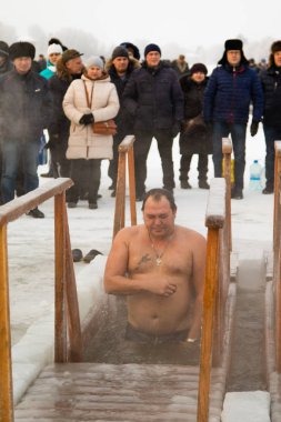 Petropavlovsk, Kazakistan - 19 Ocak 2018: vaftiz. Kışın buz delik insanlar yüzmek.