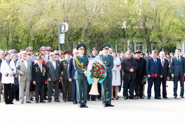 Petropavlovsk 7 Mayıs 2016: Resmi tatil. Defender'ı vatan günün Kazakistan'da 7 Mayıs kutladı. Asker ve askeri. Toplu kutlamalar insanlar.