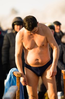 Petropavlovsk, Kazakistan - 19 Ocak 2018: vaftiz. Kışın buz delik insanlar yüzmek.