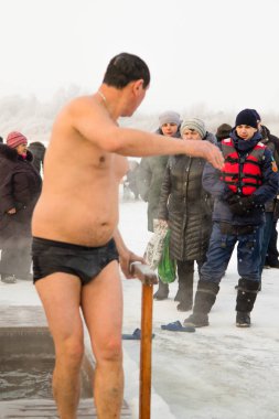 Petropavlovsk, Kazakistan - 19 Ocak 2018: vaftiz. Kışın buz delik insanlar yüzmek.