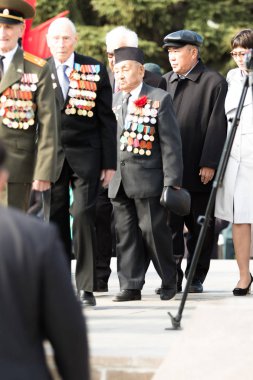 Petropavlovsk 7 Mayıs 2016: Resmi tatil. Defender'ı vatan günün Kazakistan'da 7 Mayıs kutladı. Asker ve askeri. Toplu kutlamalar insanlar.