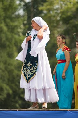 Petropavlovsk, Kazakistan - 28 Temmuz 2016: Festival, 80 yıl Kuzey Kazakistan bölgesi. Kitle kutlama etnik halk, geleneksel kostümleri insanlar sokaklarda Petropavlovsk kutlamak..