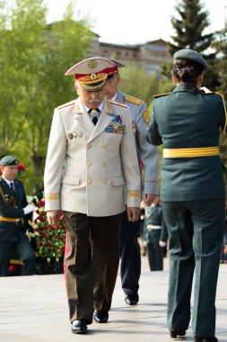 Petropavlovsk 7 Mayıs 2016: Resmi tatil. Defender'ı vatan günün Kazakistan'da 7 Mayıs kutladı. Asker ve askeri. Toplu kutlamalar insanlar.
