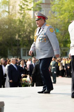 Petropavlovsk 7 Mayıs 2016: Resmi tatil. Defender'ı vatan günün Kazakistan'da 7 Mayıs kutladı. Asker ve askeri. Toplu kutlamalar insanlar.
