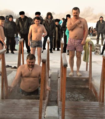 Petropavlovsk, Kazakistan - 19 Ocak 2018: vaftiz. Kışın buz delik insanlar yüzmek.