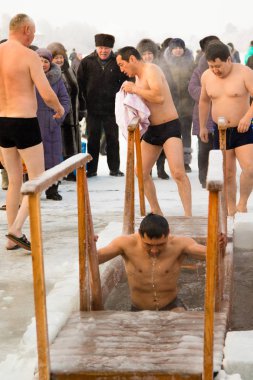 Petropavlovsk, Kazakistan - 19 Ocak 2018: vaftiz. Kışın buz delik insanlar yüzmek.