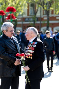 Petropavlovsk, Kazakistan - 9 Mayıs 2016: 9 Mayıs 2016 Petropavlovsk, Kazakistan'daki zafer günü. Ölü savaş anısına. Üyeler mutlu.