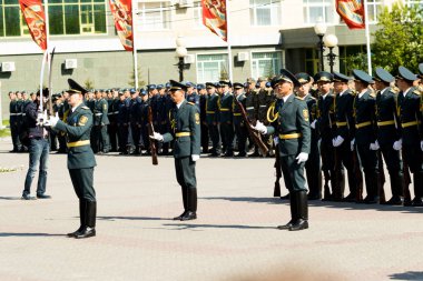 Petropavlovsk 7 Mayıs 2016: Resmi tatil. Defender'ı vatan günün Kazakistan'da 7 Mayıs kutladı. Asker ve askeri. Toplu kutlamalar insanlar.