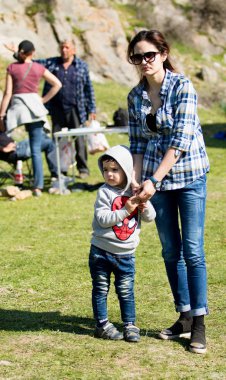 Kazakistan, Çimkent - 9 Nisan 2017. Erkekler kadınlar kadınlar çocuk dağlar bahar. Jöle manzara manzara.