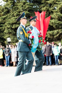 Petropavlovsk 7 Mayıs 2016: Resmi tatil. Defender'ı vatan günün Kazakistan'da 7 Mayıs kutladı. Asker ve askeri. Toplu kutlamalar insanlar.
