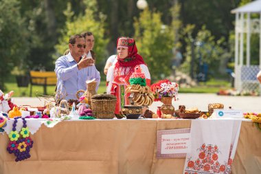 Petropavlovsk, Kazakistan - 28 Temmuz 2016: Festival, 80 yıl Kuzey Kazakistan bölgesi. Kitle kutlama etnik halk, geleneksel kostümleri insanlar sokaklarda Petropavlovsk kutlamak..