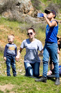 Kazakistan, Çimkent - 9 Nisan 2017. Erkekler kadınlar kadınlar çocuk dağlar bahar. Jöle manzara manzara.