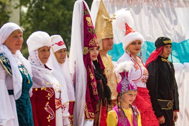 Petropavlovsk, Kazakistan - 28 Temmuz 2016: Festival, 80 yıl Kuzey Kazakistan bölgesi. Kitle kutlama etnik halk, geleneksel kostümleri insanlar sokaklarda Petropavlovsk kutlamak..