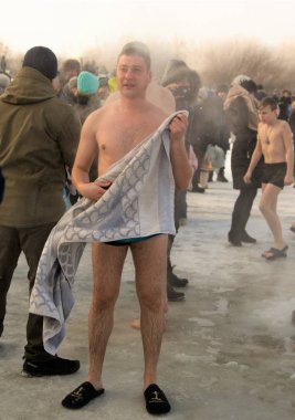 Petropavlovsk, Kazakistan - 19 Ocak 2018: vaftiz. Kışın buz delik insanlar yüzmek.
