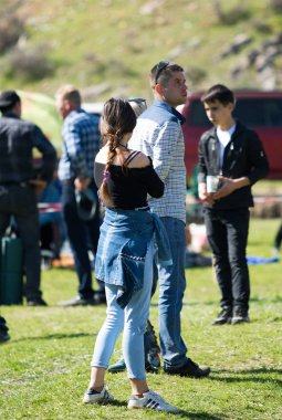 Kazakistan, Çimkent - 9 Nisan 2017. Erkekler kadınlar kadınlar çocuk dağlar bahar. Jöle manzara manzara.