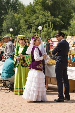 Petropavlovsk, Kazakistan - 28 Temmuz 2016: Festival, 80 yıl Kuzey Kazakistan bölgesi. Kitle kutlama etnik halk, geleneksel kostümleri insanlar sokaklarda Petropavlovsk kutlamak..