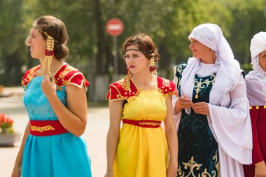 Petropavlovsk, Kazakistan - 28 Temmuz 2016: Festival, 80 yıl Kuzey Kazakistan bölgesi. Kitle kutlama etnik halk, geleneksel kostümleri insanlar sokaklarda Petropavlovsk kutlamak..