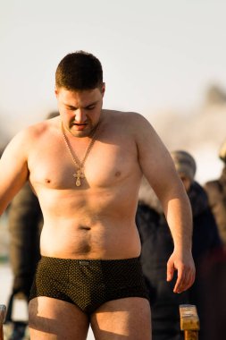 Petropavlovsk, Kazakistan - 19 Ocak 2018: vaftiz. Kışın buz delik insanlar yüzmek.