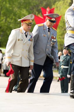 Petropavlovsk 7 Mayıs 2016: Resmi tatil. Defender'ı vatan günün Kazakistan'da 7 Mayıs kutladı. Asker ve askeri. Toplu kutlamalar insanlar.