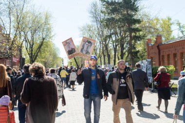 Petropavlovsk, Kazakistan - 9 Mayıs 2016: 9 Mayıs 2016 Petropavlovsk, Kazakistan'daki zafer günü. Ölü savaş anısına. Üyeler mutlu.