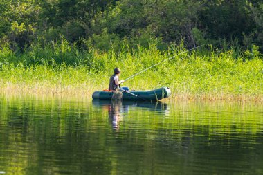 Petropavlovsk, Kazakistan - 28 Temmuz 2018: İnsanlar göl kenarında lastik gemilerde balıkçılar, balık. Lake Pestroe, Petropavlovsk, Kazakistan.