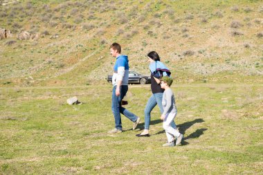 Kazakistan, Çimkent - 9 Nisan 2017. Erkekler kadınlar kadınlar çocuk dağlar bahar. Jöle manzara manzara.