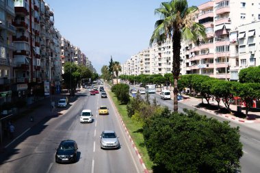 Antalya, Türkiye - 20 Haziran 2017: Antalya cityscape, araba binalar, doğa.