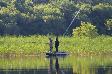 Petropavlovsk, Kazakistan - 28 Temmuz 2018: İnsanlar göl kenarında lastik gemilerde balıkçılar, balık. Lake Pestroe, Petropavlovsk, Kazakistan.