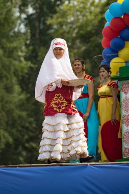 Petropavlovsk, Kazakistan - 28 Temmuz 2016: Festival, 80 yıl Kuzey Kazakistan bölgesi. Kitle kutlama etnik halk, geleneksel kostümleri insanlar sokaklarda Petropavlovsk kutlamak..