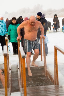Petropavlovsk, Kazakistan - 19 Ocak 2018: vaftiz. Kışın buz delik insanlar yüzmek.
