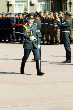 Petropavlovsk 7 Mayıs 2016: Resmi tatil. Defender'ı vatan günün Kazakistan'da 7 Mayıs kutladı. Asker ve askeri. Toplu kutlamalar insanlar.