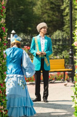 Petropavlovsk, Kazakistan - 28 Temmuz 2016: Festival, 80 yıl Kuzey Kazakistan bölgesi. Kitle kutlama etnik halk, geleneksel kostümleri insanlar sokaklarda Petropavlovsk kutlamak..