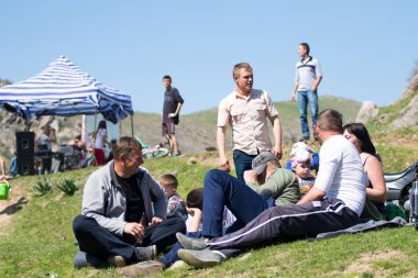 Kazakistan, Çimkent - 9 Nisan 2017. Erkekler kadınlar kadınlar çocuk dağlar bahar. Jöle manzara manzara.