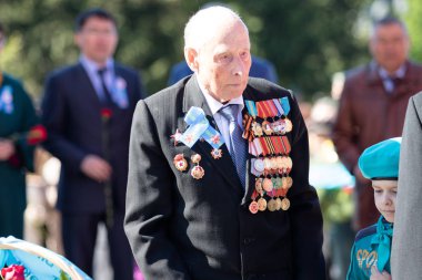 Petropavlovsk, Kazakistan - 9 Mayıs 2016: 9 Mayıs 2016 Petropavlovsk, Kazakistan'daki zafer günü. Ölü savaş anısına. Üyeler mutlu.