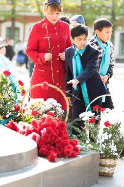 Petropavlovsk 7 Mayıs 2016: Resmi tatil. Defender'ı vatan günün Kazakistan'da 7 Mayıs kutladı. Asker ve askeri. Toplu kutlamalar insanlar.