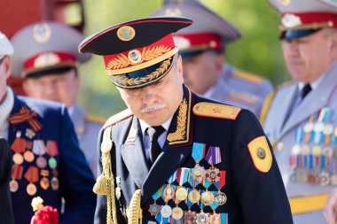 Petropavlovsk, Kazakistan - 9 Mayıs 2016: 9 Mayıs 2016 Petropavlovsk, Kazakistan'daki zafer günü. Ölü savaş anısına. Üyeler mutlu.
