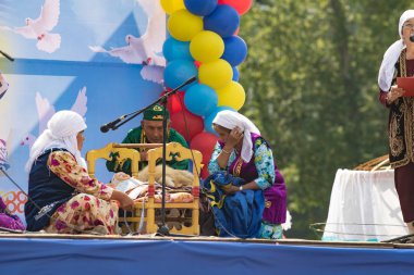 Petropavlovsk, Kazakistan - 28 Temmuz 2016: Festival, 80 yıl Kuzey Kazakistan bölgesi. Kitle kutlama etnik halk, geleneksel kostümleri insanlar sokaklarda Petropavlovsk kutlamak..