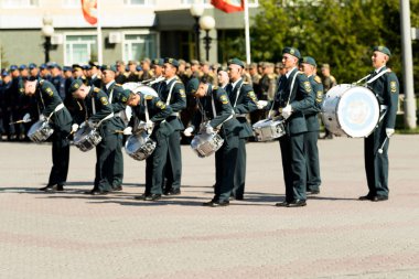 Petropavlovsk 7 Mayıs 2016: Resmi tatil. Defender'ı vatan günün Kazakistan'da 7 Mayıs kutladı. Asker ve askeri. Toplu kutlamalar insanlar.