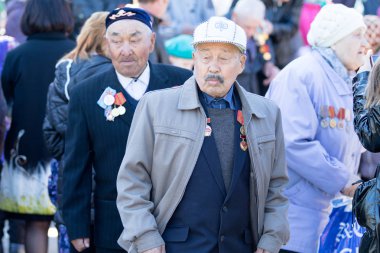 Petropavlovsk, Kazakistan - 9 Mayıs 2016: 9 Mayıs 2016 Petropavlovsk, Kazakistan'daki zafer günü. Ölü savaş anısına. Üyeler mutlu.