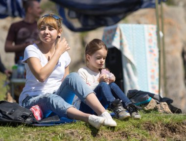 Kazakistan, Çimkent - 9 Nisan 2017. Erkekler kadınlar kadınlar çocuk dağlar bahar. Jöle manzara manzara.